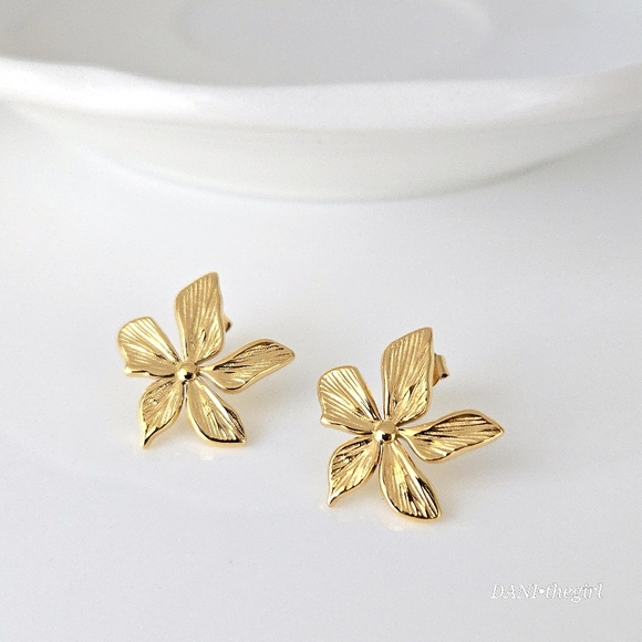 NEW Gold Plumeria Flower Stud Earrings - Picture 10 of 10